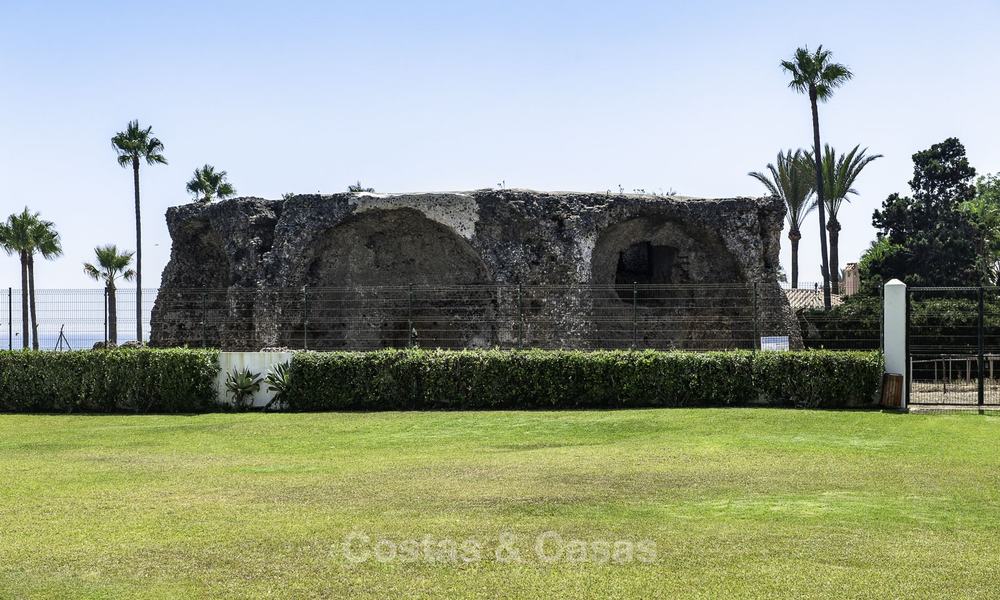 Ático con piscina privada y vistas panorámicas al mar, el golf y la montaña en un complejo frente al mar en venta en Guadalmina Baja - Marbella 16027