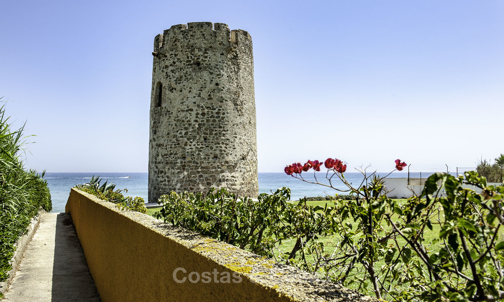 Ático con piscina privada y vistas panorámicas al mar, el golf y la montaña en un complejo frente al mar en venta en Guadalmina Baja - Marbella 16028