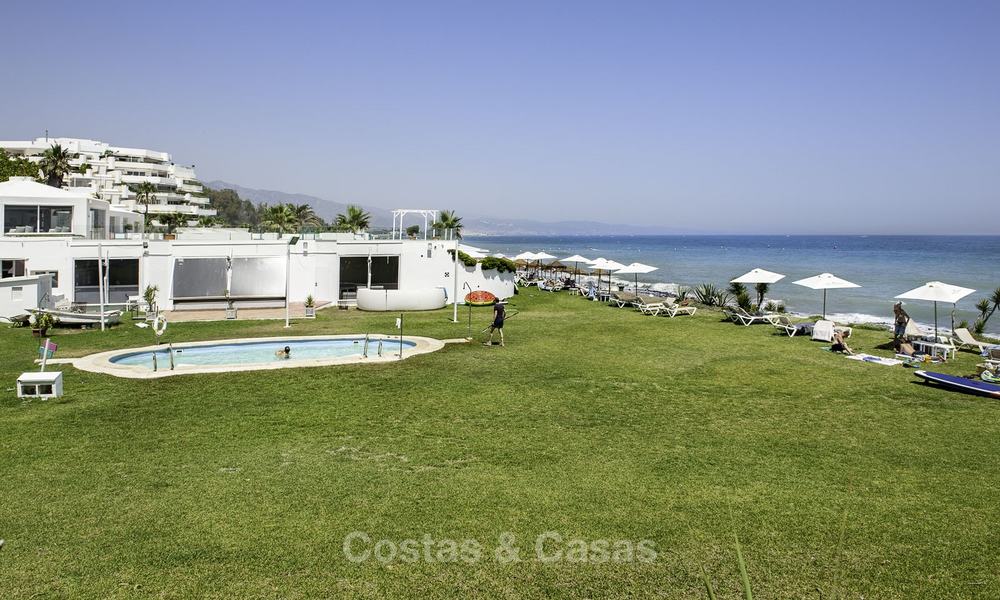 Ático con piscina privada y vistas panorámicas al mar, el golf y la montaña en un complejo frente al mar en venta en Guadalmina Baja - Marbella 16029