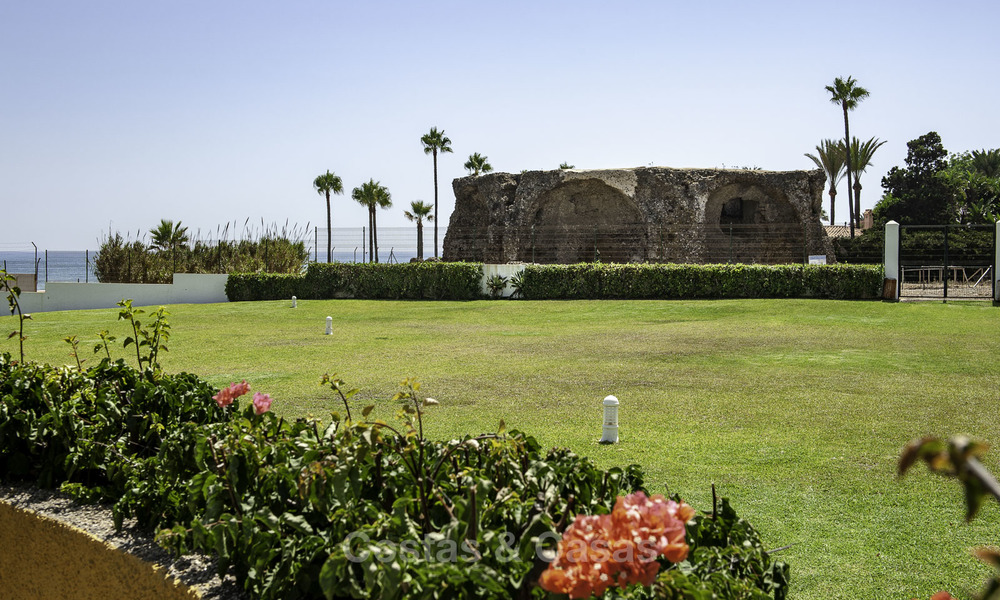 Ático con piscina privada y vistas panorámicas al mar, el golf y la montaña en un complejo frente al mar en venta en Guadalmina Baja - Marbella 16030