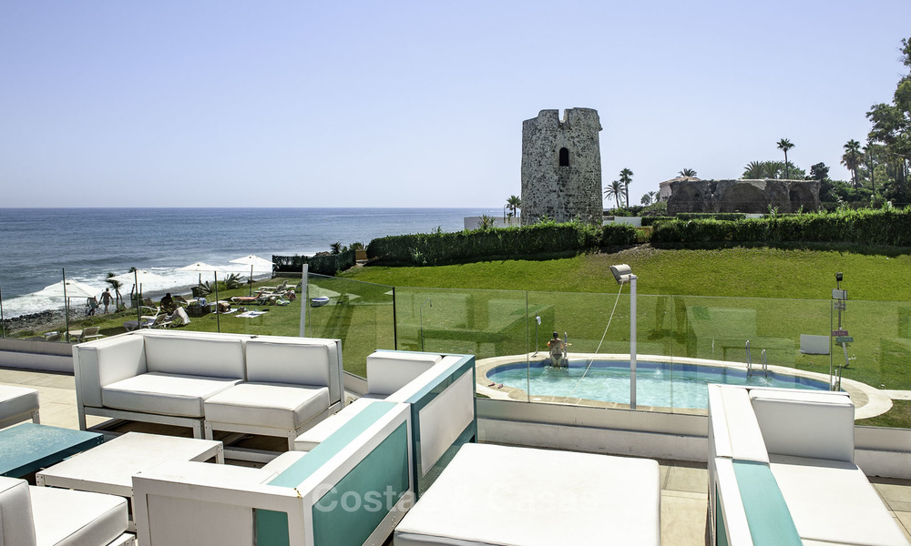 Ático con piscina privada y vistas panorámicas al mar, el golf y la montaña en un complejo frente al mar en venta en Guadalmina Baja - Marbella 16032