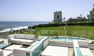 Ático con piscina privada y vistas panorámicas al mar, el golf y la montaña en un complejo frente al mar en venta en Guadalmina Baja - Marbella 16032 