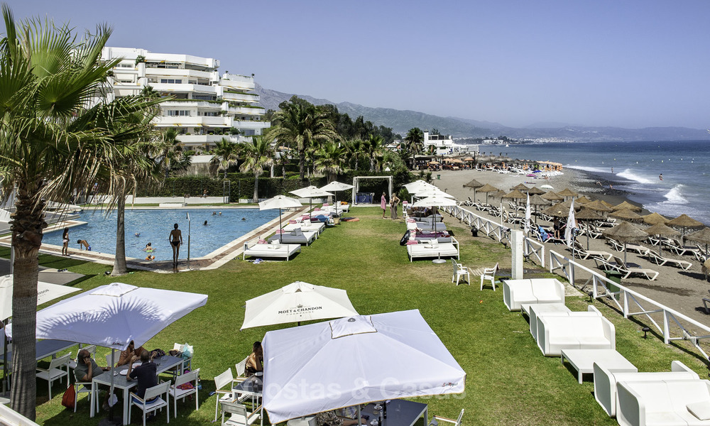 Ático con piscina privada y vistas panorámicas al mar, el golf y la montaña en un complejo frente al mar en venta en Guadalmina Baja - Marbella 16034