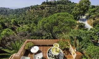 Encantadora villa de estilo rústico y casa de invitados con vistas al mar en venta en El Madroñal - Marbella 16040 