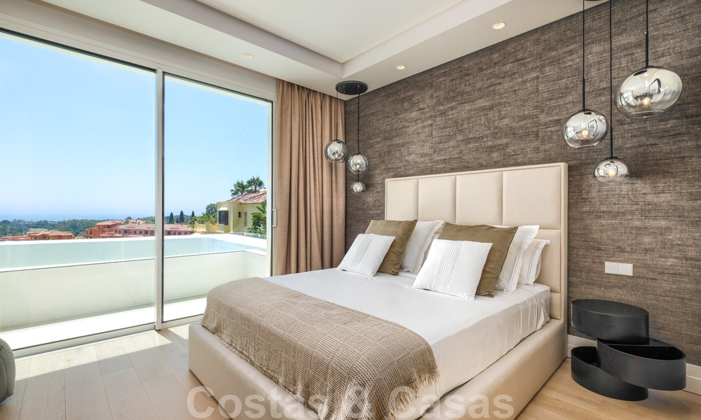 Villa moderna y elegante con magníficas vistas a la costa en venta en Benahavis, Marbella 27994