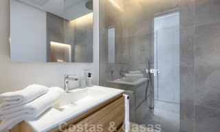 Villa moderna y elegante con magníficas vistas a la costa en venta en Benahavis, Marbella 27995 