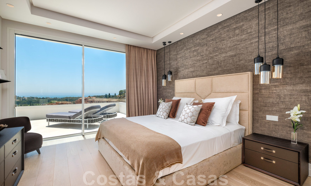 Villa moderna y elegante con magníficas vistas a la costa en venta en Benahavis, Marbella 27999