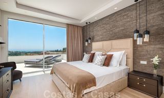 Villa moderna y elegante con magníficas vistas a la costa en venta en Benahavis, Marbella 27999 