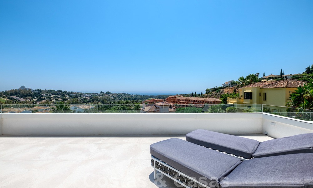 Villa moderna y elegante con magníficas vistas a la costa en venta en Benahavis, Marbella 28003