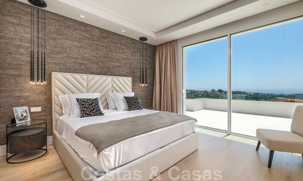 Villa moderna y elegante con magníficas vistas a la costa en venta en Benahavis, Marbella 28005