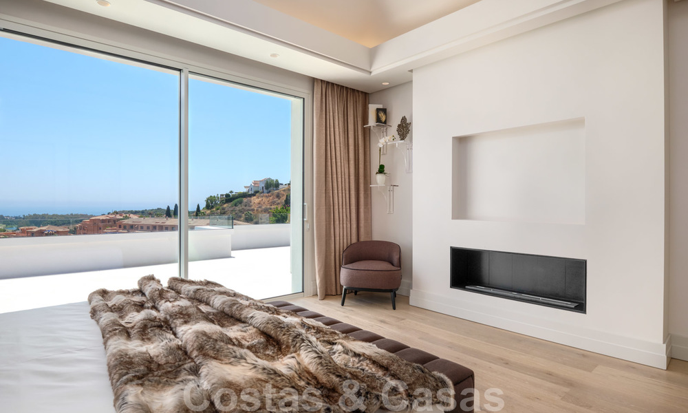 Villa moderna y elegante con magníficas vistas a la costa en venta en Benahavis, Marbella 28009