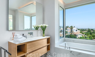 Villa moderna y elegante con magníficas vistas a la costa en venta en Benahavis, Marbella 28010 