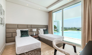 Villa moderna y elegante con magníficas vistas a la costa en venta en Benahavis, Marbella 28018 