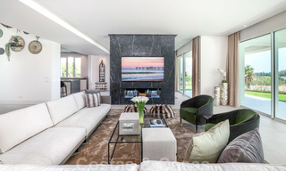 Villa moderna y elegante con magníficas vistas a la costa en venta en Benahavis, Marbella 28025 