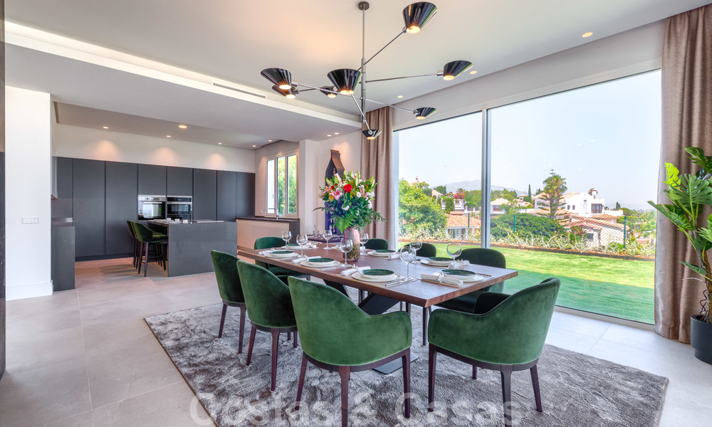 Villa moderna y elegante con magníficas vistas a la costa en venta en Benahavis, Marbella 28030