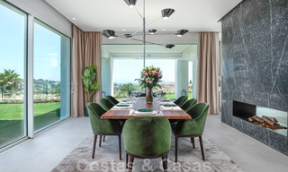 Villa moderna y elegante con magníficas vistas a la costa en venta en Benahavis, Marbella 28033 