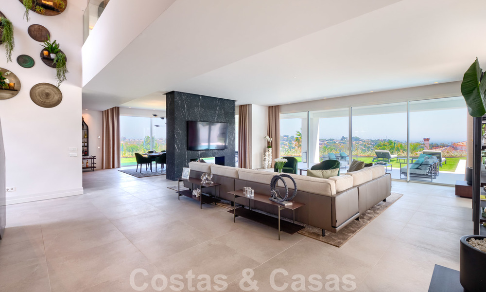 Villa moderna y elegante con magníficas vistas a la costa en venta en Benahavis, Marbella 28037