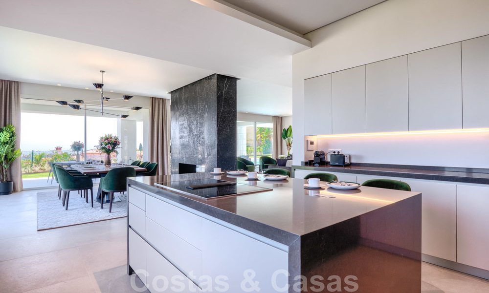Villa moderna y elegante con magníficas vistas a la costa en venta en Benahavis, Marbella 28038