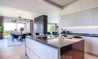 Villa moderna y elegante con magníficas vistas a la costa en venta en Benahavis, Marbella 28038 