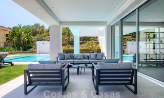 Villa moderna y elegante con magníficas vistas a la costa en venta en Benahavis, Marbella 28040 