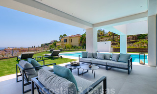 Villa moderna y elegante con magníficas vistas a la costa en venta en Benahavis, Marbella 28041 