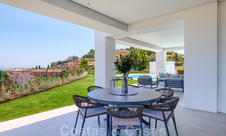 Villa moderna y elegante con magníficas vistas a la costa en venta en Benahavis, Marbella 28042 