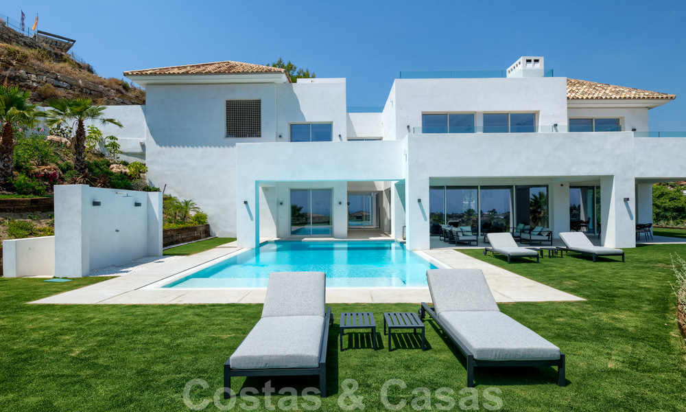 Villa moderna y elegante con magníficas vistas a la costa en venta en Benahavis, Marbella 28044