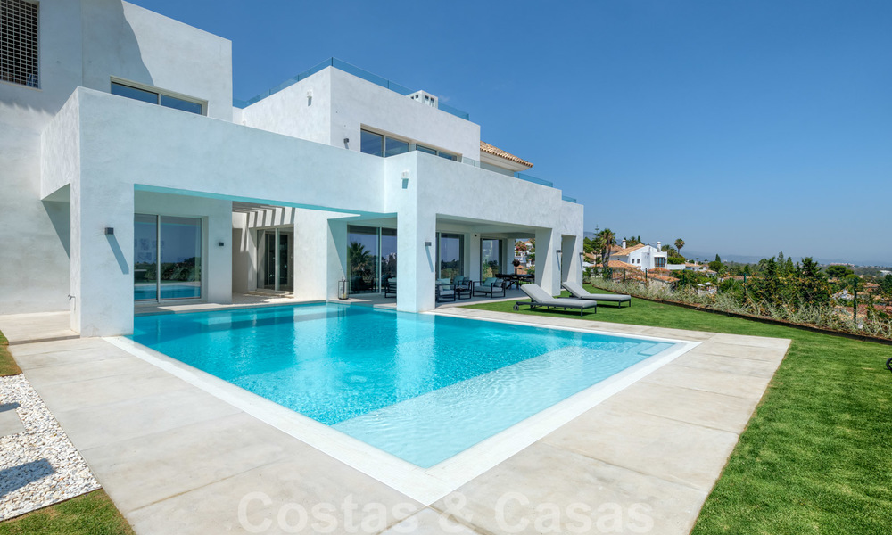 Villa moderna y elegante con magníficas vistas a la costa en venta en Benahavis, Marbella 28046