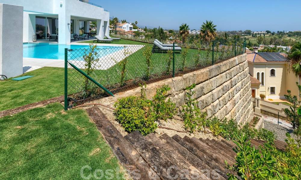 Villa moderna y elegante con magníficas vistas a la costa en venta en Benahavis, Marbella 28047
