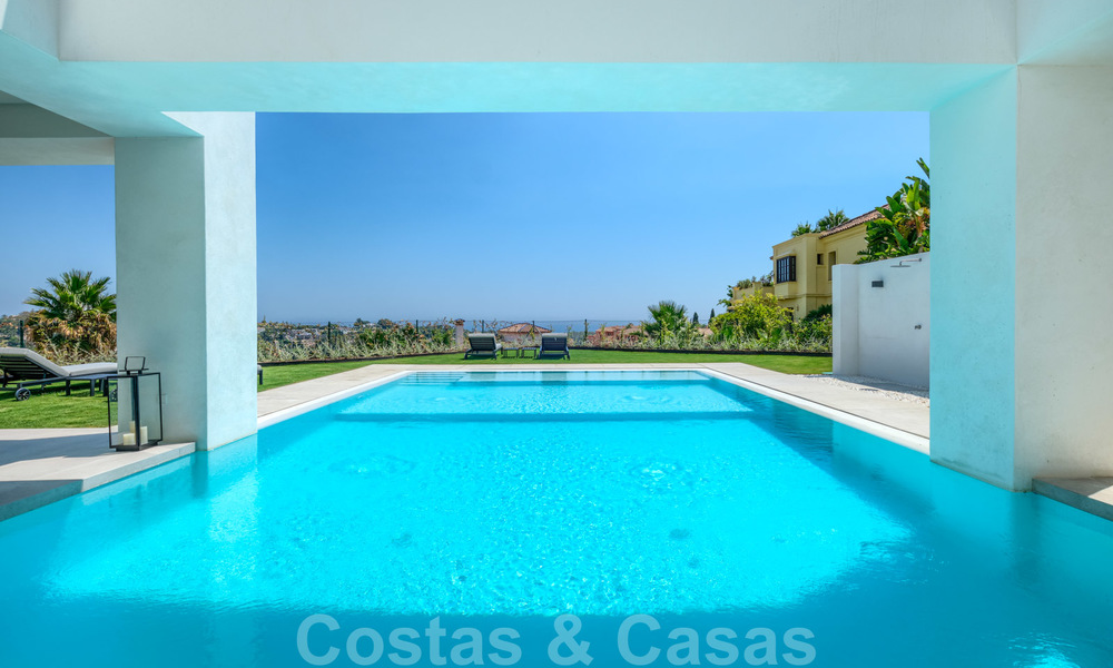 Villa moderna y elegante con magníficas vistas a la costa en venta en Benahavis, Marbella 28048