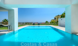 Villa moderna y elegante con magníficas vistas a la costa en venta en Benahavis, Marbella 28048 
