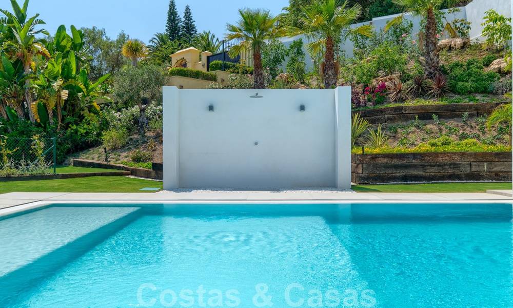 Villa moderna y elegante con magníficas vistas a la costa en venta en Benahavis, Marbella 28049