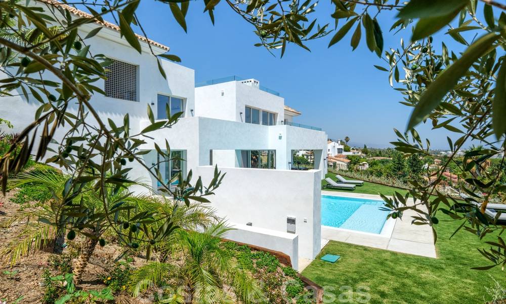 Villa moderna y elegante con magníficas vistas a la costa en venta en Benahavis, Marbella 28051