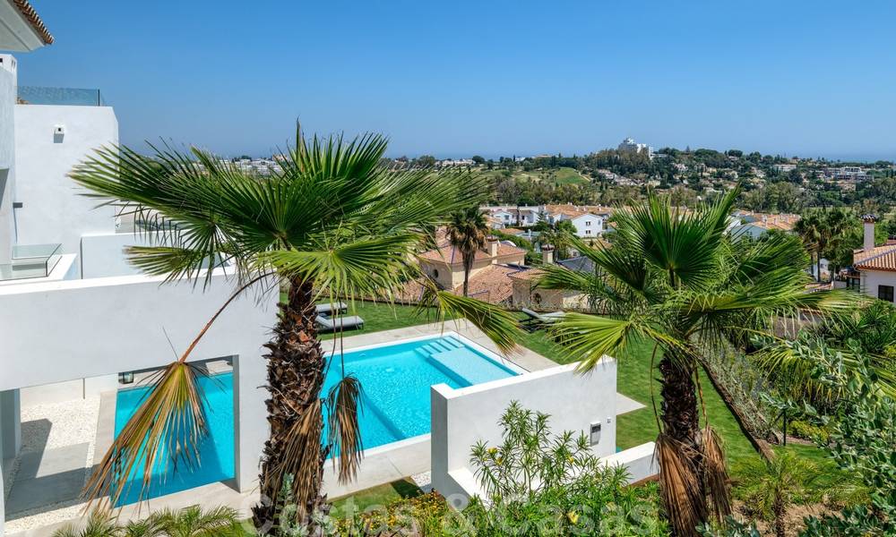 Villa moderna y elegante con magníficas vistas a la costa en venta en Benahavis, Marbella 28052