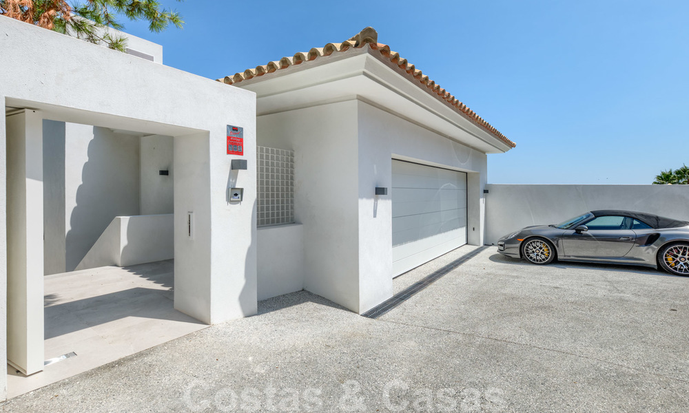 Villa moderna y elegante con magníficas vistas a la costa en venta en Benahavis, Marbella 28053