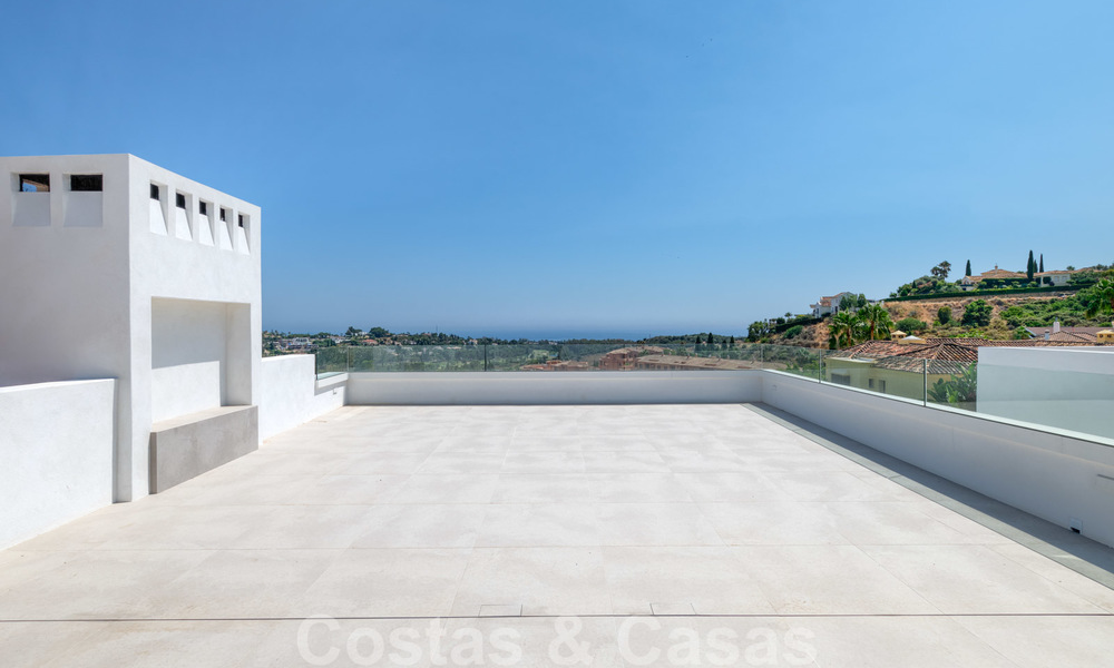 Villa moderna y elegante con magníficas vistas a la costa en venta en Benahavis, Marbella 28054