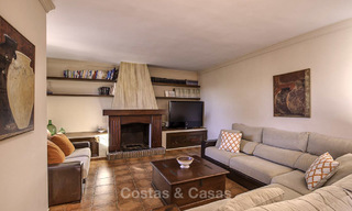 Villa de estilo andaluz tranquila, con casa de huéspedes independiente, en venta en el centro de Marbella 16250 