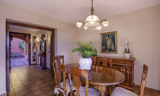 Villa de estilo andaluz tranquila, con casa de huéspedes independiente, en venta en el centro de Marbella 16251 