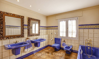Villa de estilo andaluz tranquila, con casa de huéspedes independiente, en venta en el centro de Marbella 16259 