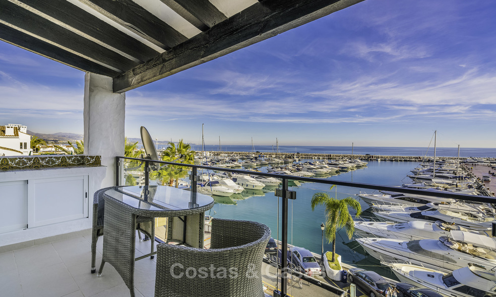 Amueblado y modernizado ático frente al mar en venta en el puerto deportivo de Puerto Banús, Marbella 16340