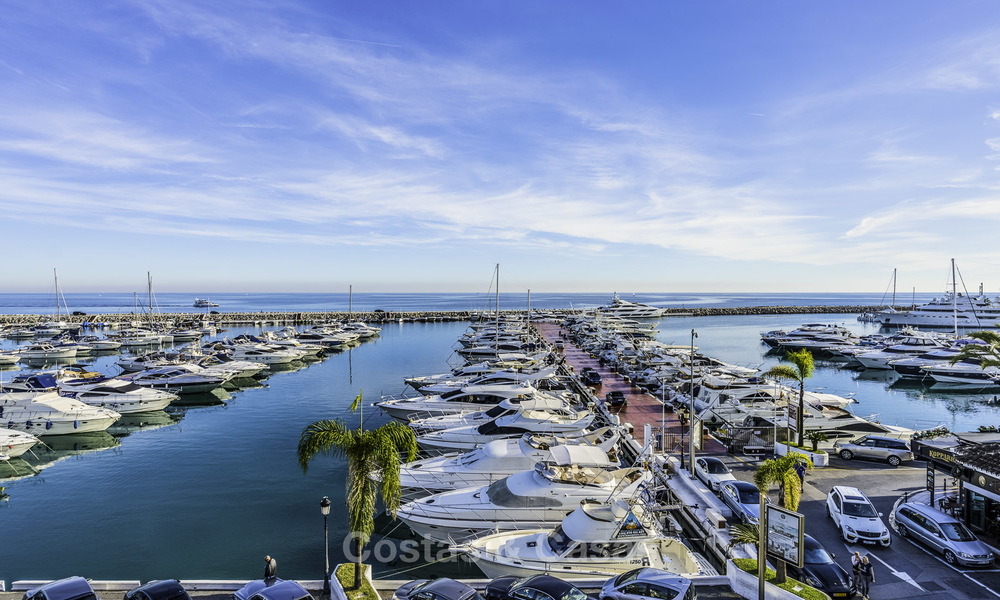 Amueblado y modernizado ático frente al mar en venta en el puerto deportivo de Puerto Banús, Marbella 16347