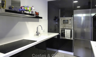 Atractivo apartamento moderno con vistas al mar a la venta, en un complejo cerrado de calidad, Benahavis, Marbella 16470 
