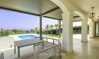 Se vende nueva villa independiente moderna-mediterránea con vistas al mar, a poca distancia del puerto deportivo y la playa, Estepona 16537 