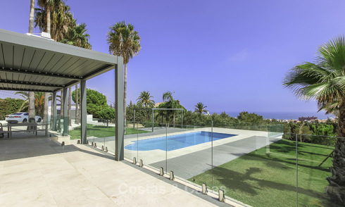 Se vende nueva villa independiente moderna-mediterránea con vistas al mar, a poca distancia del puerto deportivo y la playa, Estepona 16538