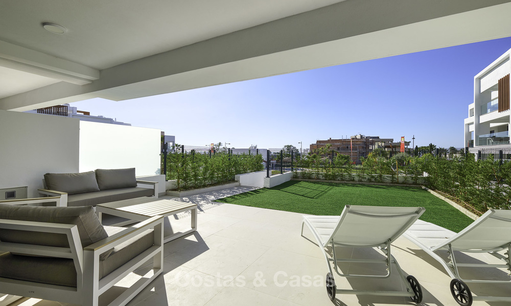 Apartamento a estrenar, con jardín y vistas al mar en venta, a poca distancia de la playa - Este de Estepona 16960