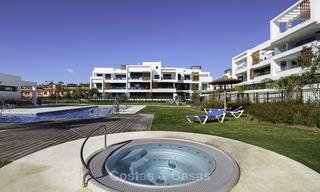 Apartamento a estrenar, con jardín y vistas al mar en venta, a poca distancia de la playa - Este de Estepona 16967 