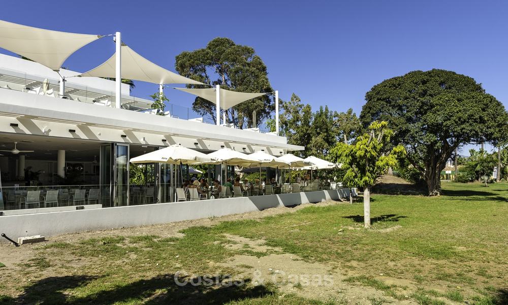 Apartamento moderno en venta cerca de la playa con vistas al mar, entre Marbella y Estepona 16901