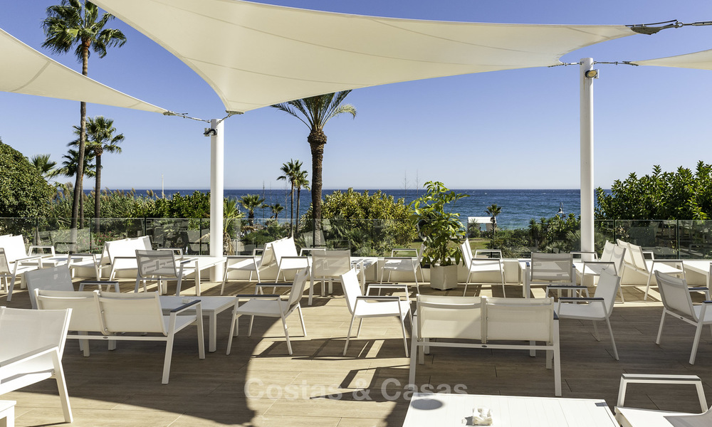 Apartamento moderno en venta cerca de la playa con vistas al mar, entre Marbella y Estepona 16903