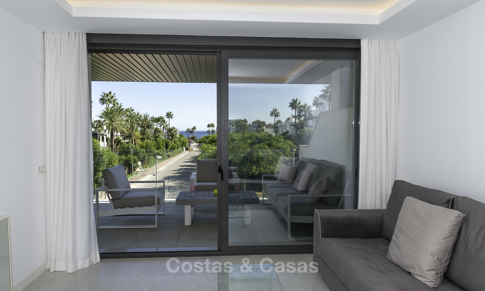 Apartamento moderno en venta cerca de la playa con vistas al mar, entre Marbella y Estepona 16907