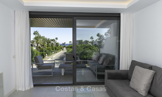 Apartamento moderno en venta cerca de la playa con vistas al mar, entre Marbella y Estepona 16907 